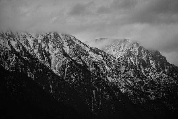 Schöner Panoramablick auf den Bergsee Kucherla und die Bergkette Belukha Nationalpark Altai Republik Sibirien Russland