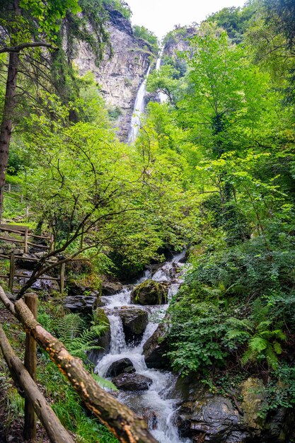 Schöner Panoramablick auf den Wasserfall in der Stadt San Pietro in Italien