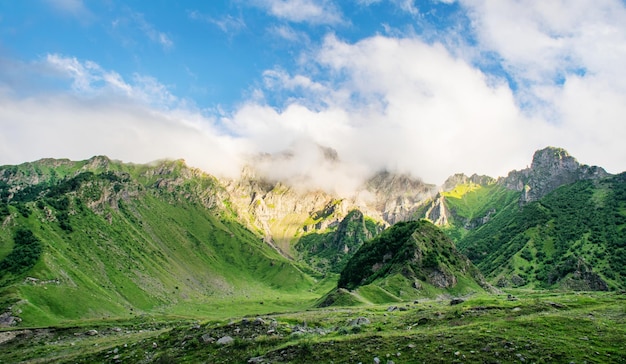 Schöner Panoramablick auf die hohen grünen Berge an einem bewölkten Sommertag Kazbegi Georgia