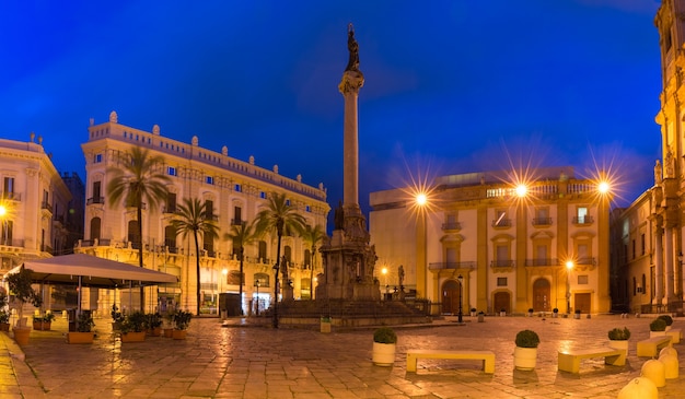 Schöner Panoramablick auf die Piazza San Domenico und die Säule der Unbefleckten Empfängnis in Palermo bei Nacht, Sizilien, Süditalien