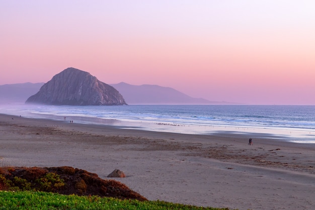 Schöner Panoramablick auf Morro Bay und Morro Rock bei Sonnenuntergang. Kalifornien. USA.