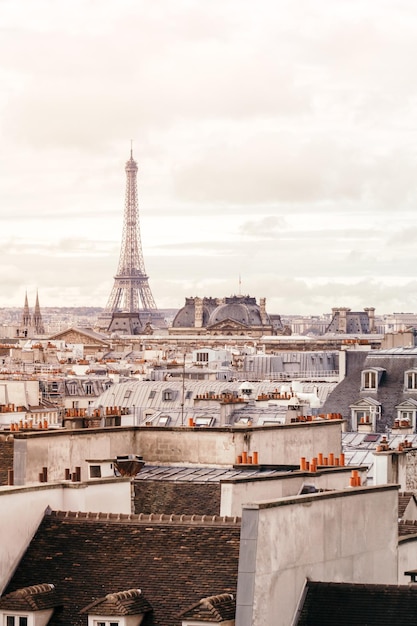 Schöner Panoramablick auf Paris mit Eiffelturm Vintage getöntes Bild