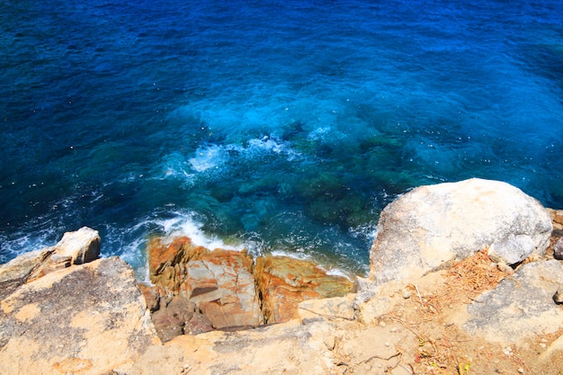 Foto schöner paradiessommer und -meerblick mit sonnenuntergang des seehorizonts und des ruhigen ozeans nahe felsen kap