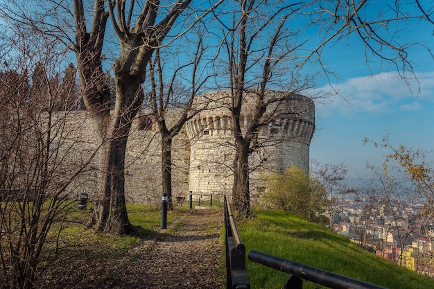 Schöner Park im Schloss der Stadt Brescia an einem sonnigen, klaren Tag vor strahlend blauem Himmel. Teil der Burg Brescia. Castello di Brescia, Lombardei, Italien.