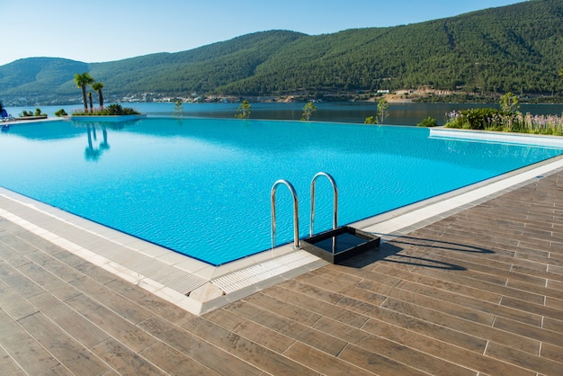 Schöner Pool im Freien am hellen Sommertag