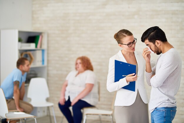 Schöner Psychiater, der jungen Mann weint