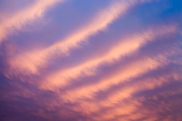 Schöner purpurfarbener Himmel