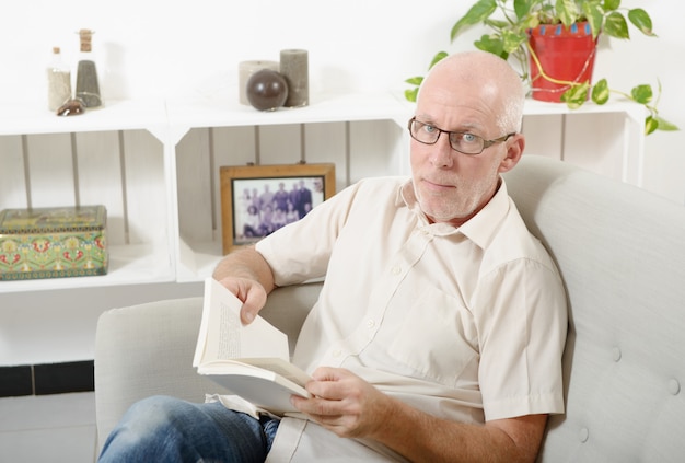 Schöner reifer Mann las ein Buch