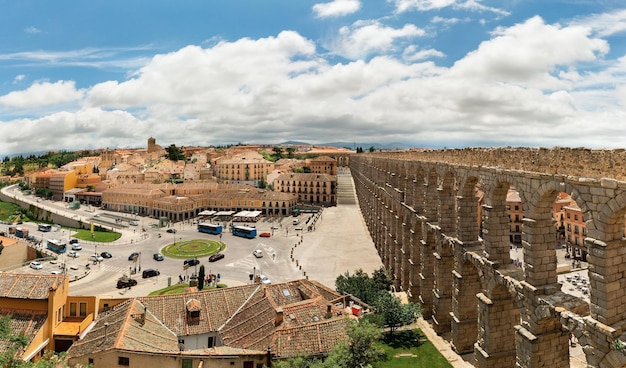 Schöner, römischer Aquädukt in Segovia Spanien