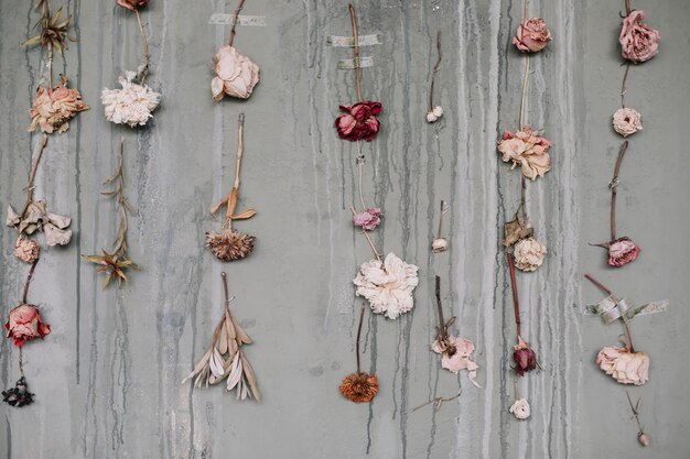 schöner romantischer hintergrund mit getrockneter rosenblumenblumenzusammensetzung