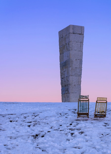 Schöner romantischer Wintersonnenuntergang in den Bergen