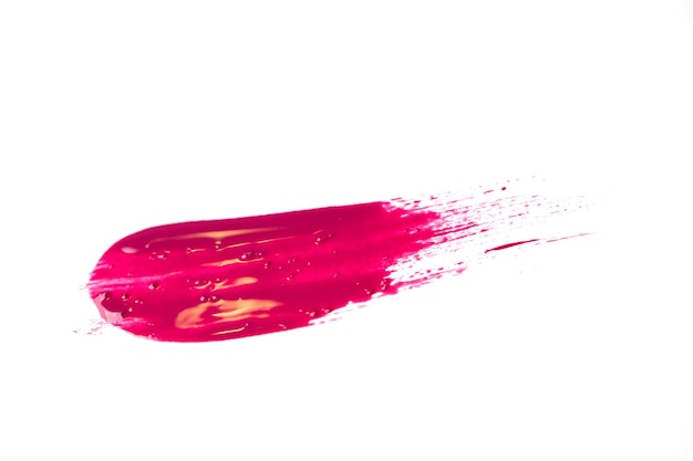 Schöner rosa Fleck lokalisiert auf weißem Hintergrund. Kosmetikprobe, Nagellack, flüssiger Lippenstift. Maniküre, Pediküre, Make-up.