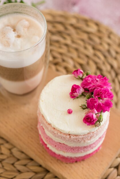 Schöner rosa Sahne- und Beerenkuchen