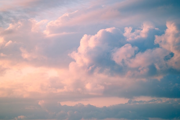 Schöner rosa Sonnenuntergang am Himmel mit Wolken