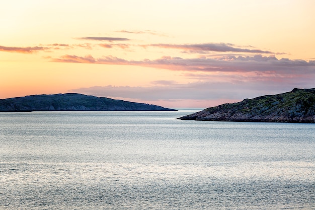 Schöner rosa Sonnenuntergang auf dem Meer.