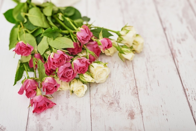 Foto schöner rosenstrauß als geschenk