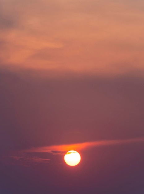 Schöner roter Sonnenuntergang mit einer Scheibe der Sonne am Himmel Griechenlands