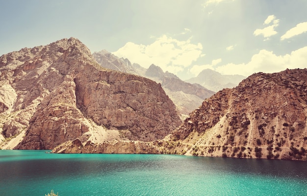 Foto schöner ruhiger see im fanns-gebirge (zweig des pamir) in tadschikistan.