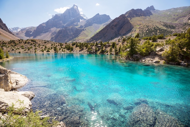 Schöner ruhiger See in Fanns Bergen (Zweig von Pamir) in Tadschikistan.