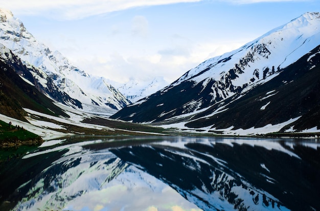 Foto schöner saif-ul-malook-see von pakistan zwischen bergen.