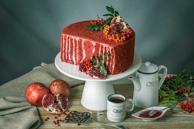 Schöner Samtkuchen mit Eberesche und Granatapfel verziert