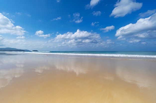 Schöner Sandstrand und Meer mit klarem, blauem Himmel Hintergrund Erstaunlicher Strand, blauer Himmel, Sand, Sonne, Tageslicht, Entspannung, Landschaftsblick auf der Insel Phuket, Thailand Sommer- und Reisehintergrund