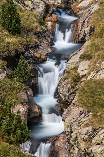 Foto schöner schleier, der wasserfall, moosige felsen in den pyrenäen in spanien kaskadiert