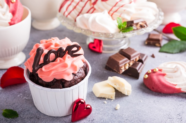 Schöner Schokoladencupcake mit Meringue