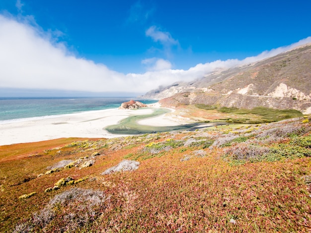 Schöner Schuss der Küstenlinie von Big Sur in Kalifornien, USA auf einem klaren blauen Himmelhintergrund