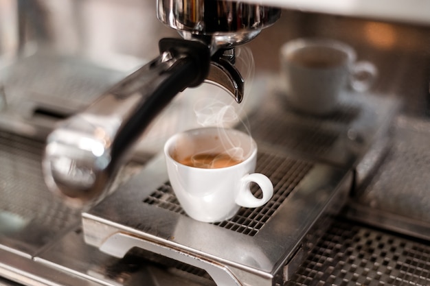 Schöner schwarzer Kaffeemorgen auf Kaffeemaschine