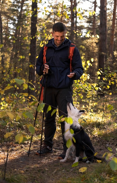 Schöner Schwarzweiss-Hund und Karte im Wald