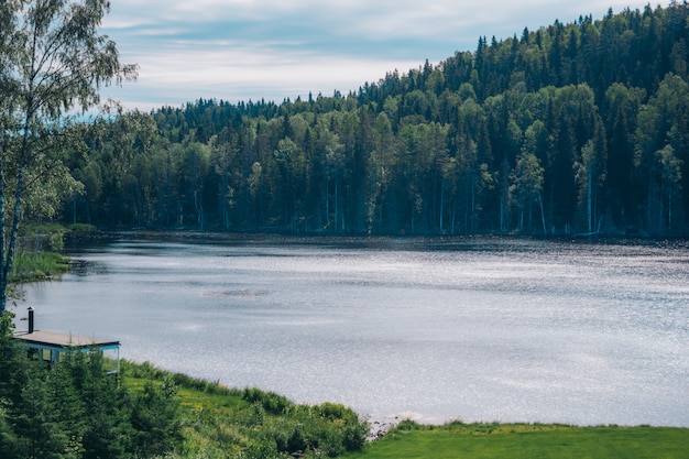 Schöner See am hellen sonnigen Sommertag