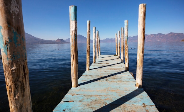 Schöner See Atitlan und Vulkane im Hochland von Guatemala, Mittelamerika