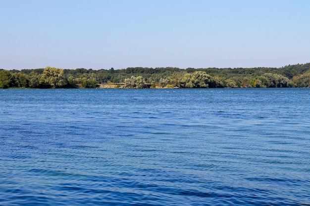 Schöner See im Sommer