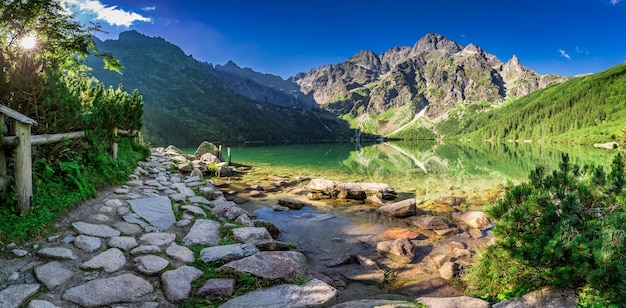 Schöner See in den Bergen in der Morgendämmerung im Sommer