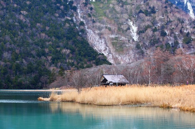 Schöner See mit Holzhaus