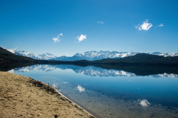 Schöner See mit schneebedeckten Bergen Himalaya Rara Lake National Park Mugu Karnali Nepal Grün Blau