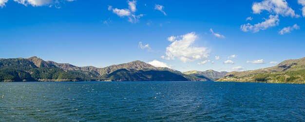 schöner See und Berge unter dem blauen Himmel