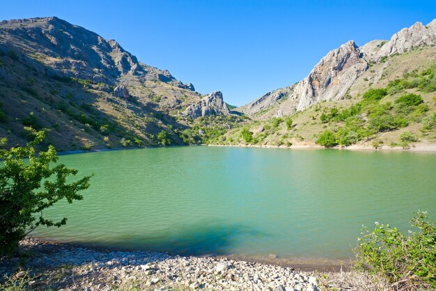 Schöner See und Sommerfelsenberg dahinter (Dorf Zelenogorye, Krim, Ukraine)