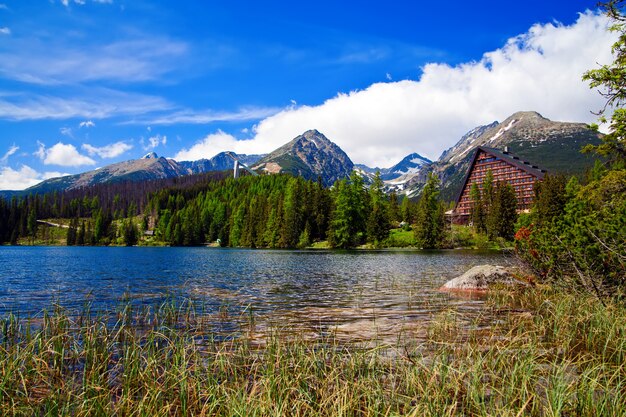 Schöner Seeblick in den Bergen der Slowakei