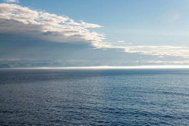 Schöner Seestückhimmel mit Wolken