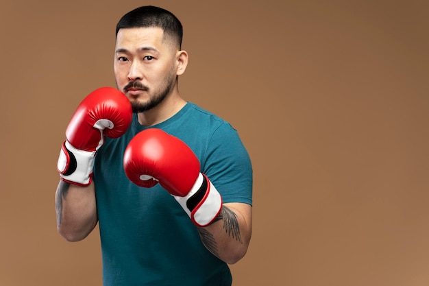 Schöner, seriöser älterer Boxer mit Boxhandschuhen beim Training isoliert auf weißem Hintergrund