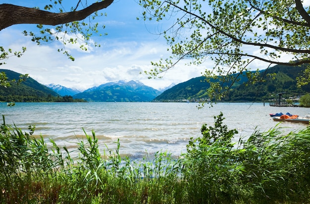 Schöner Sommer Blick auf den Alpensee Zeller See (Österreich, Zell am See)