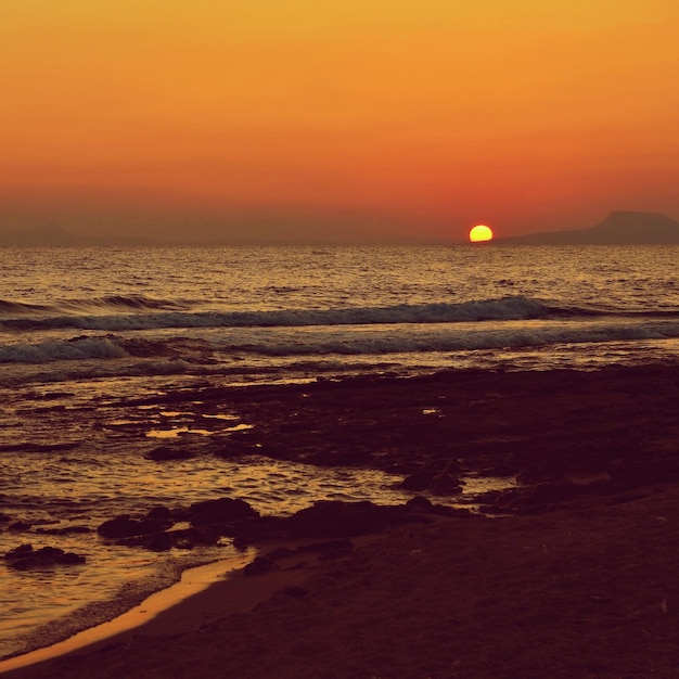 Schöner Sommer Sonnenuntergang am Meer Erstaunliche Landschaft am Strand mit Wellen und Spiegelung der Sonne Hintergrund für Urlaub und Urlaubsreisen Griechenland Insel Kreta