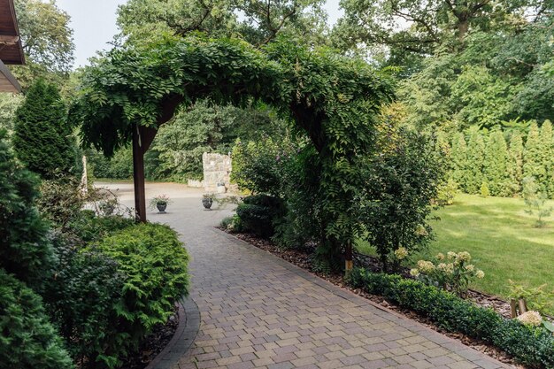 Schöner Sommergarten mit einem sich schlängelnden Gehweg