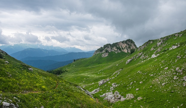 Schöner Sommerlandschaftspanoramablick an einem bewölkten Tag in den Talbergen. Adygea, Russland