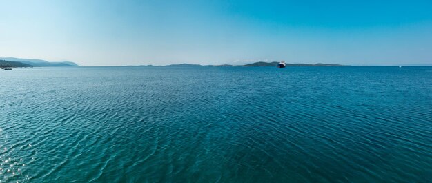 Schöner Sommermeerblick, Blick von der Küste der Athos-Halbinsel (Halkidiki, Griechenland).