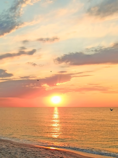 schöner sommersonnenaufgang am meerhimmel mit wolken