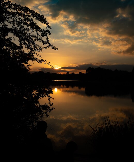 schöner sommersonnenuntergang an einem see in bayern