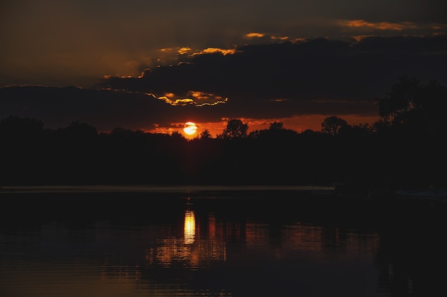 Foto schöner sommersonnenuntergang an einem see in bayern